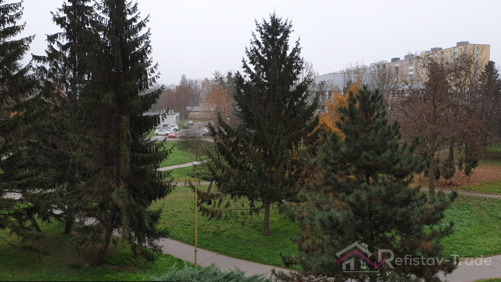 NA PREDAJ: 1,5-izbový byt s výhľadom do tichého parku, Nad jazerom