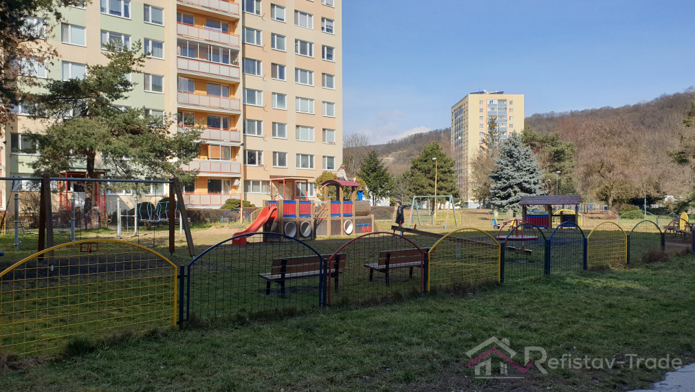 Veľký 2 izbový byt s lodžiou na sídl. Nad jazerom, Nám. kozmonautov