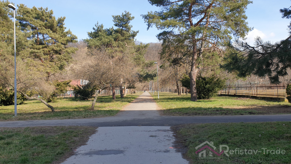 Veľký 2 izbový byt s lodžiou na sídl. Nad jazerom, Nám. kozmonautov