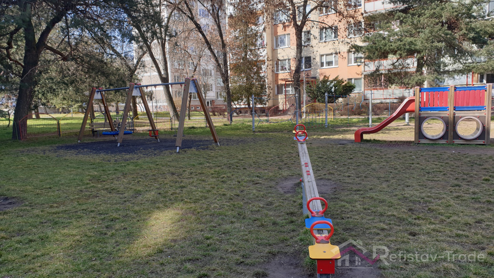 Veľký 2 izbový byt s lodžiou na sídl. Nad jazerom, Nám. kozmonautov