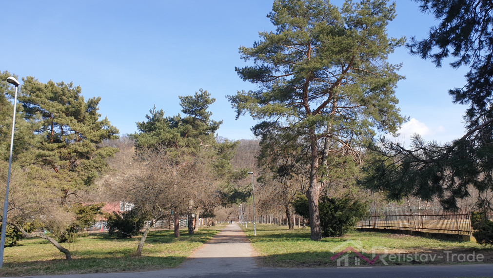 Veľký 2 izbový byt s lodžiou na sídl. Nad jazerom, Nám. kozmonautov