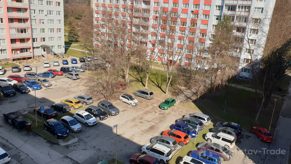 Veľký 2 izbový byt s lodžiou na sídl. Nad jazerom, Nám. kozmonautov