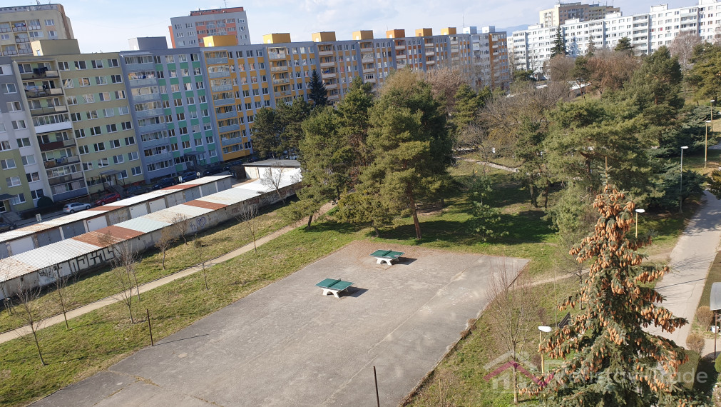 Veľký 2 izbový byt s lodžiou na sídl. Nad jazerom, Nám. kozmonautov