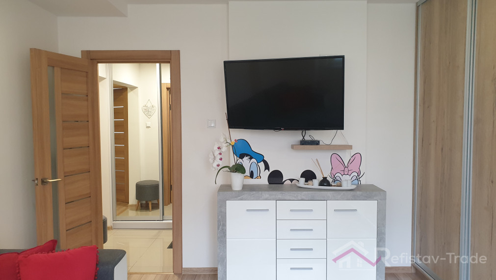 2 izbový zrekonštruovaný a zariadený byt s lodžiou