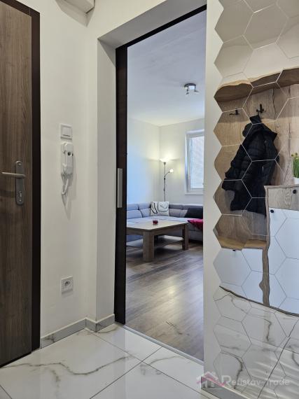 Na prenájom 2 izbový zrekonštruovaný a zariadený byt