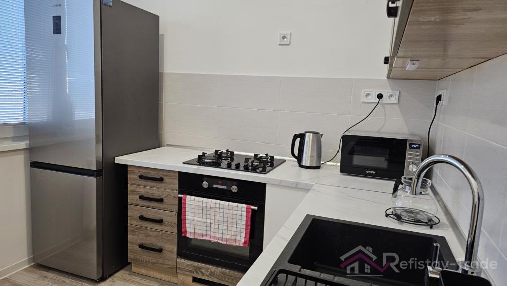 Na prenájom 2 izbový zrekonštruovaný a zariadený byt