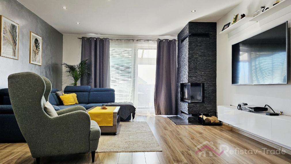 Tehlová novostavba s bazénom a terasou – Geča pri Košiciach