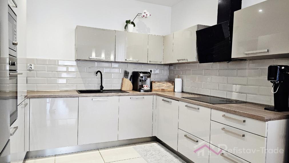 Tehlová novostavba s bazénom a terasou – Geča pri Košiciach