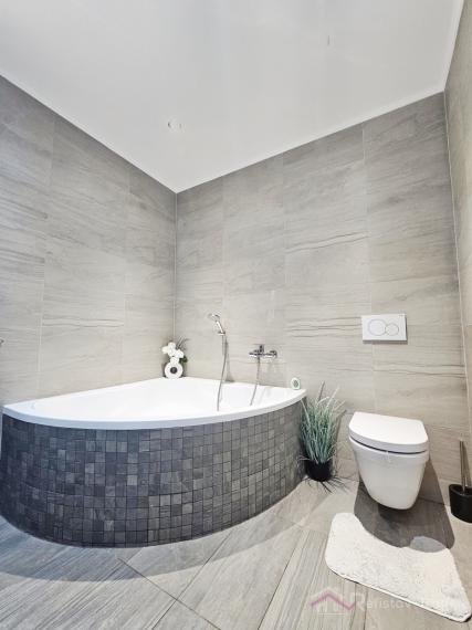 Tehlová novostavba s bazénom a terasou – Geča pri Košiciach