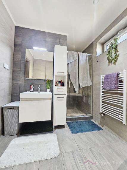 Tehlová novostavba s bazénom a terasou – Geča pri Košiciach