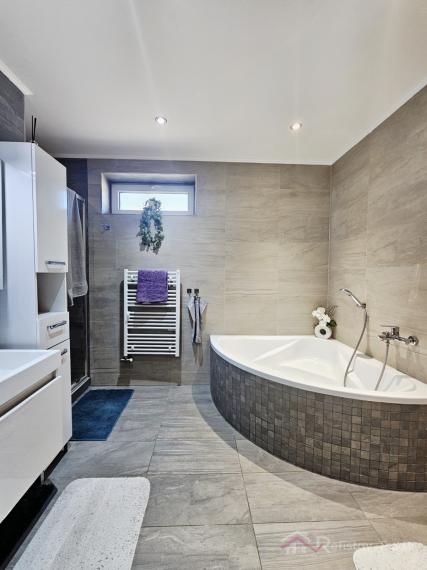 Tehlová novostavba s bazénom a terasou – Geča pri Košiciach