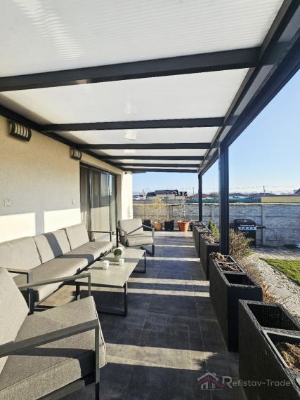 Tehlová novostavba s bazénom a terasou – Geča pri Košiciach