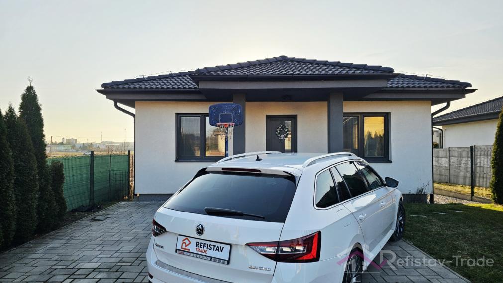 Tehlová novostavba s bazénom a terasou – Geča pri Košiciach