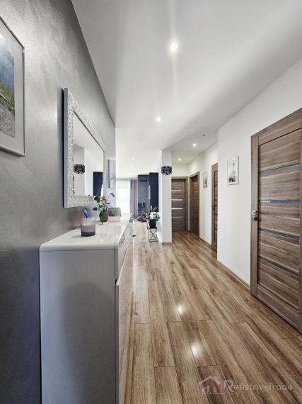 Tehlová novostavba s bazénom a terasou – Geča pri Košiciach