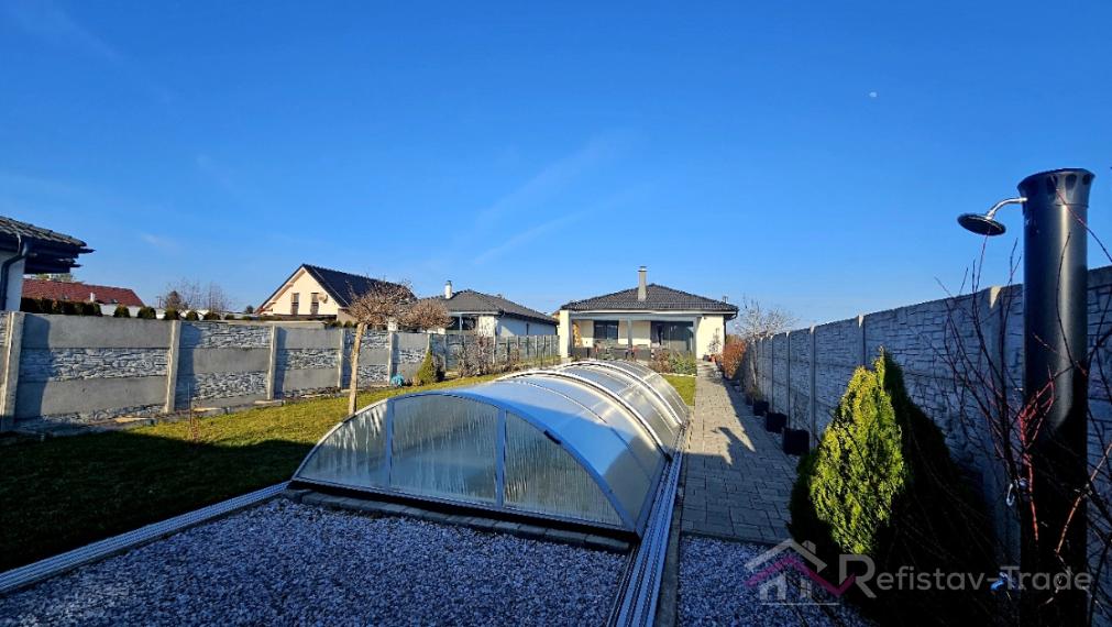 Tehlová novostavba s bazénom a terasou – Geča pri Košiciach