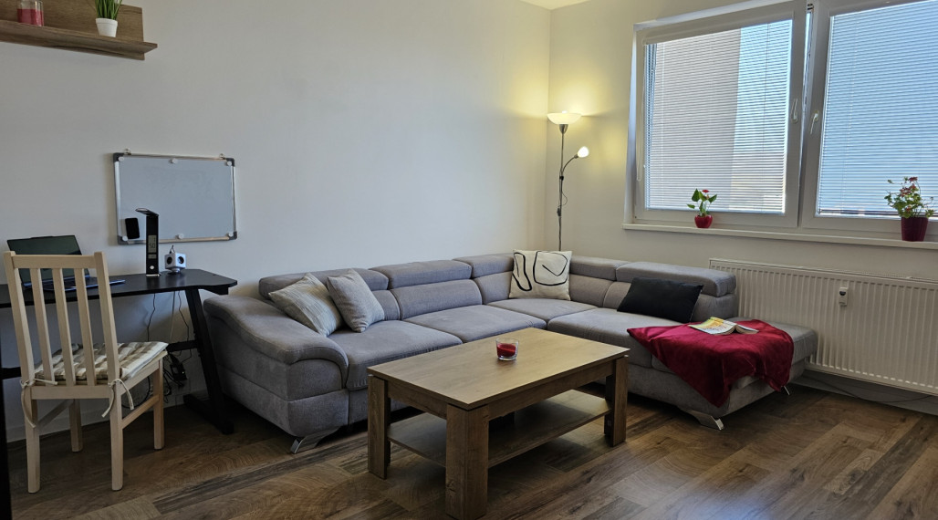 Na prenájom 2 izbový zrekonštruovaný a zariadený byt