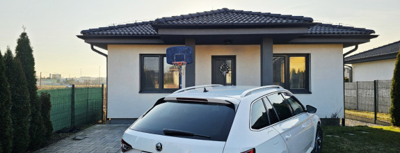 Tehlová novostavba s bazénom a terasou – Geča pri Košiciach