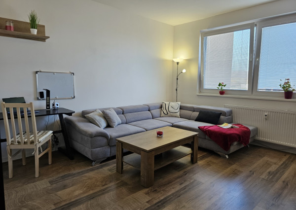 Na prenájom 2 izbový zrekonštruovaný a zariadený byt