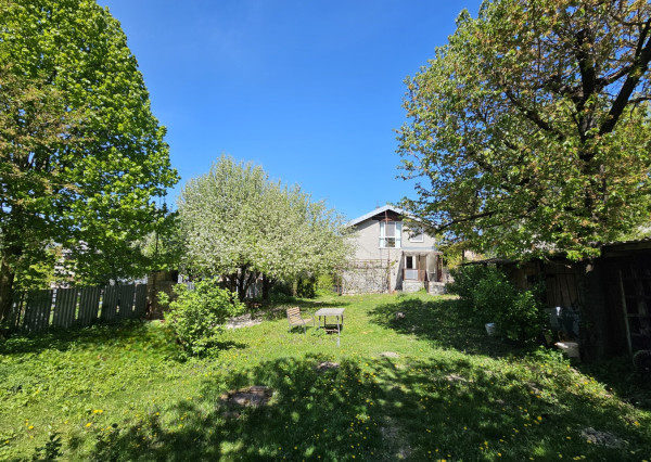 Priestranný rodinný dom s veľkým pozemkom len pár minút od Košíc